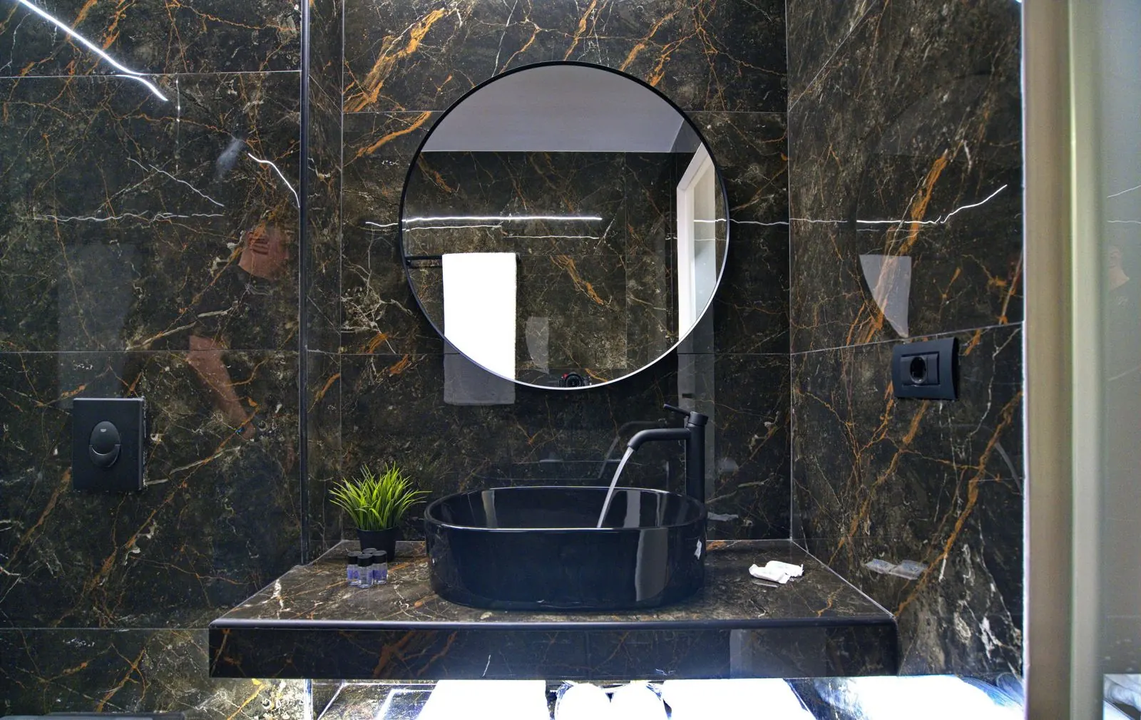 Cityluxe Suite with Indoor Water Tub at CITYLUXE, Kolonaki: photo 4 of 5